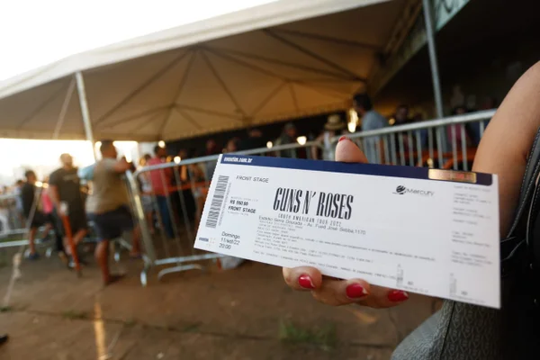 Guns N’ Roses: fãs enfrentam fila para comprar ingressos em Goiânia
