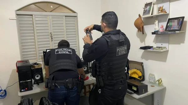 Policiais cumprindo buscas