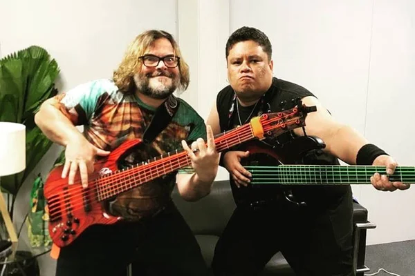 Conheça Júnior Bass Groovador: guitarrista que encantou Jack Black
