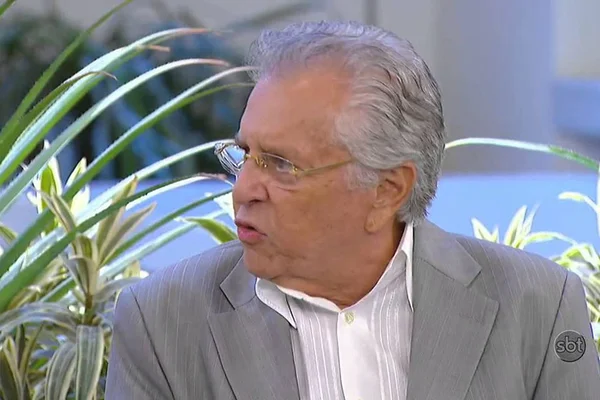 Carlos Alberto de Nóbrega é internado após comer iogurte
