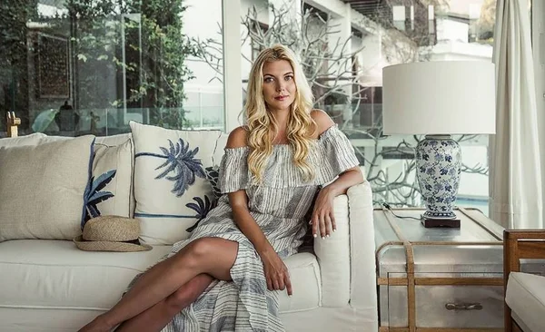 Empresária quer ensinar mulheres como fazer parte da alta sociedade