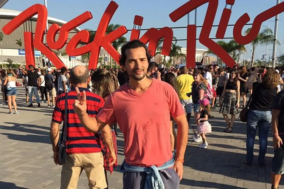 Jeff Machado posa nos bastidores do Rock In Rio
