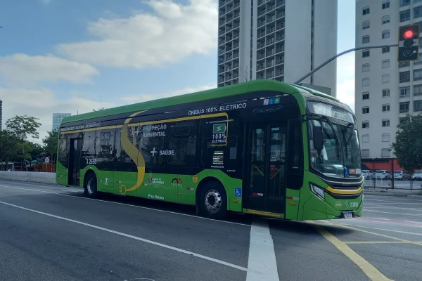 Imagem mostra ônibus elétrico - Metrópoles