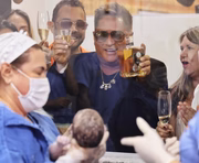 Leonardo viralizou ao beber durante o nascimento do neto, Zé Leonardo