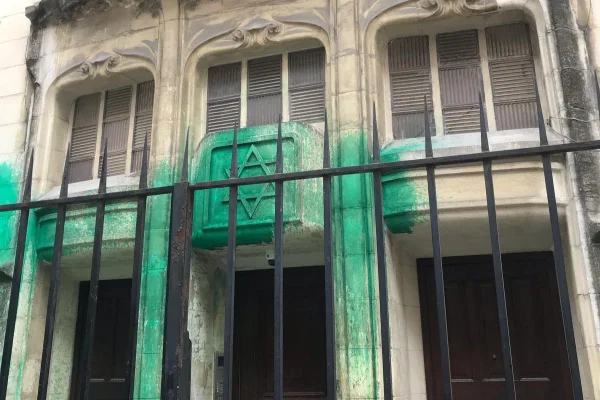 Foto colorida da faixada do Museu do Holocausto, em Paris, pichada com tinta verde - Metrópoles