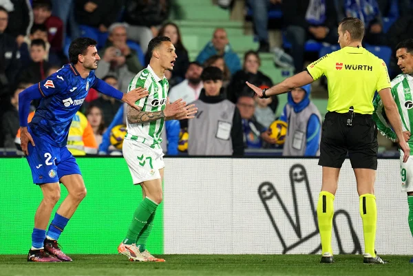 Foto colorida de Antony, atacante do Real Betis - Metrópoles