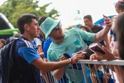 O zagueiro Villalba em foto com torcedor cruzeirense no DF