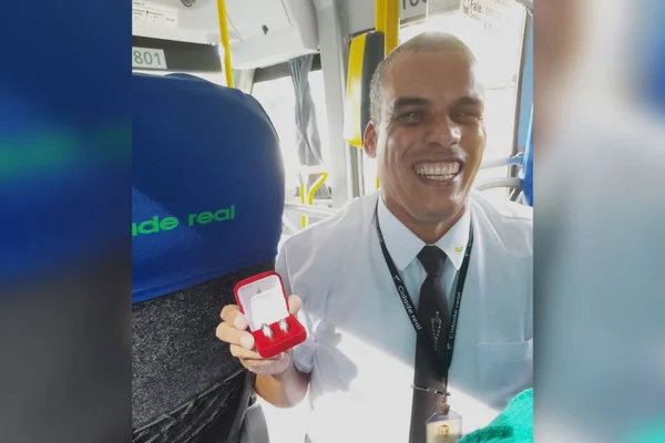 Motorista de onibus pede a namorada em casamento dentro de coletivo em Petrópolis no RJ 1