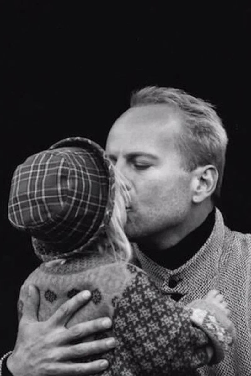 Demi Moore compartilhou fotos do ex-marido Bruce Willis com as filhas ao longo dos anos Demi Moore compartilhou fotos do ex-marido Bruce Willis com as filhas ao longo dos anos