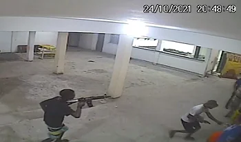 Vídeo mostra homens com fuzil e pistola em assalto a igreja no Rio