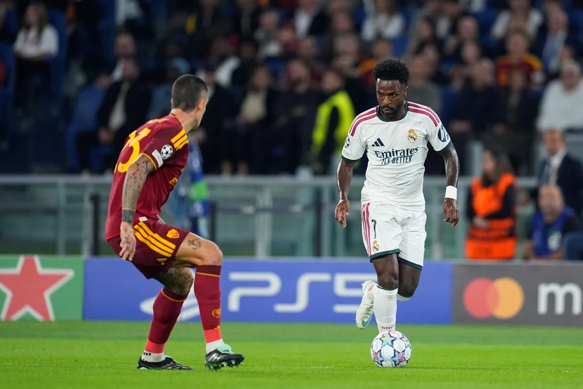 Champions: Vini Jr. é criticado nas redes sociais após erro em gol da Roma