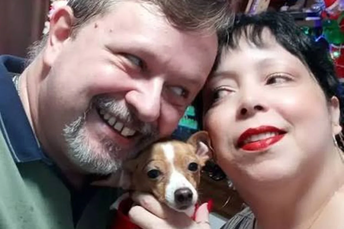 Tulla Luana e João Carlos posam com a cachorrinha Tulla Luana e João Carlos posam com a cachorrinha