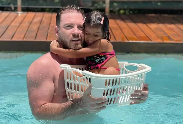 Foto colorida de Thiago Nigro na piscina com Sophia cardi, filha de Maíra Cardi - Metrópoles