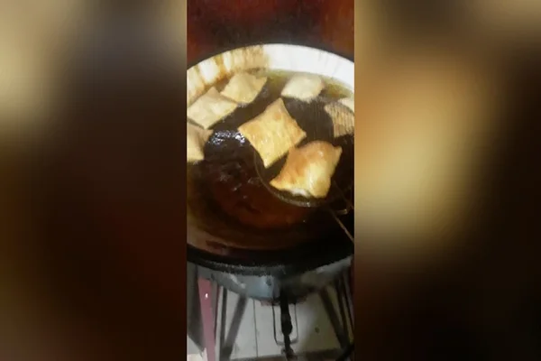 Em lanchonete de Campo Grande, pastel é frito em óleo preto e tem baratas
