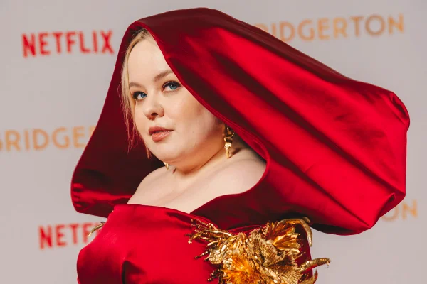 Nicola Coughlan se afirma como estrela em nova temporada de Bridgerton
