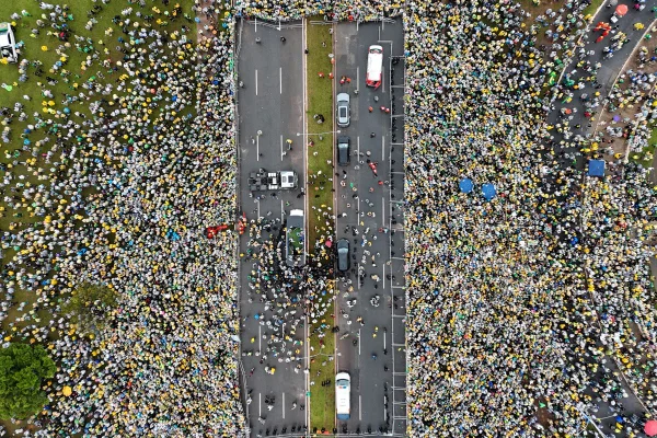 imagem colorida mostra manifestantes em ato bolsonarista na praça do cruzeiro em brasília