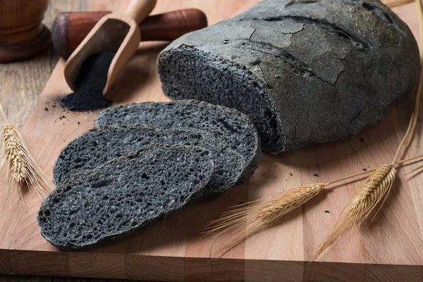 Carvão ativado entra na moda e dá toque gótico às comidas