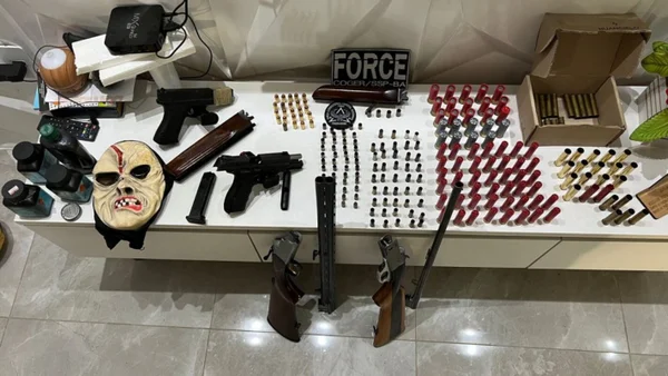 Foto colorida de armas que eram usadas pelo grupo - Metrópoles