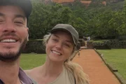 Stacey Hatfield e Nathan Warnecke posam durante viagem