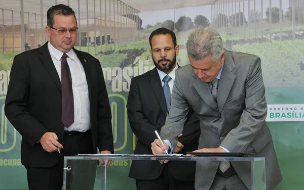 Dança de cadeiras: Rollemberg exonera secretário de Agricultura