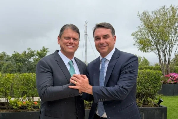 Foto colorida de Tarcísio de Freitas ao lado de Flávio Bolsonaro no Palácio dos Bandeirantes - Metrópoles