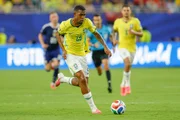 Rayan foi titular em vitória contra a Escócia