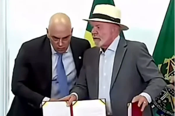 Foto colorida de Lula e Moraes - Metrópoles