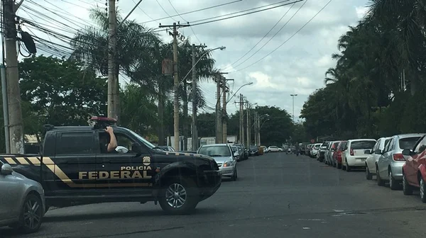 PF prende mulheres com skunk e balança de precisão no Aeroporto JK