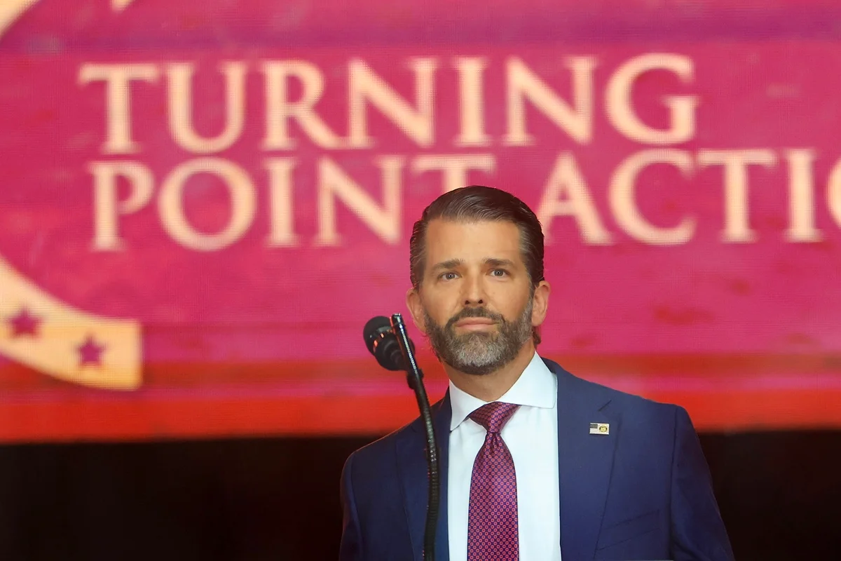 Donald Trump Jr. discursa durante o serviço memorial do ativista político Charlie Kirk no State Farm Stadium, em 21 de setembro de 2025 Donald Trump Jr. discursa durante o serviço memorial do ativista político Charlie Kirk no State Farm Stadium, em 21 de setembro de 2025