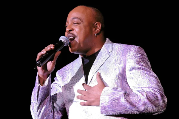Imagem colorida do cantor Peabo Bryson em 2003 - Metrópoles