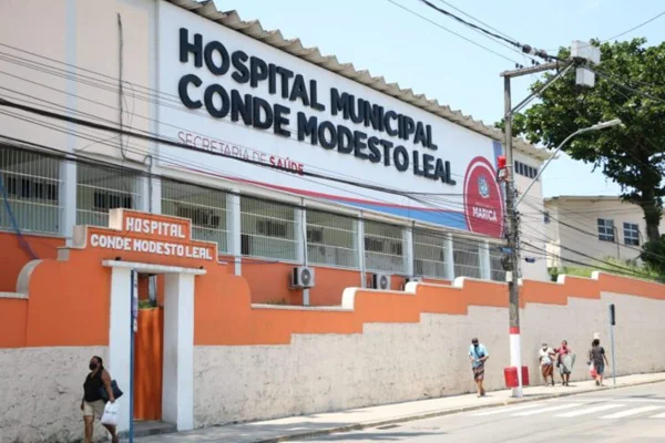 Três pessoas ficam feridas após desabamento de teto em hospital no RJ