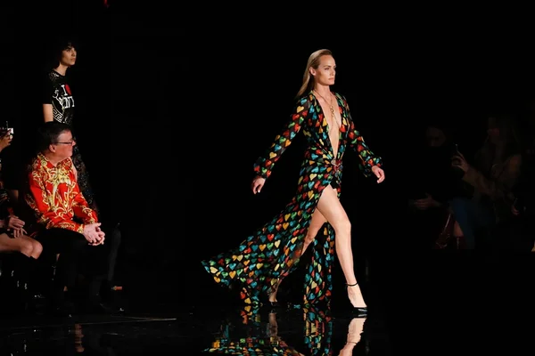 Versace resgata clássicos em desfile pre-fall 2019
