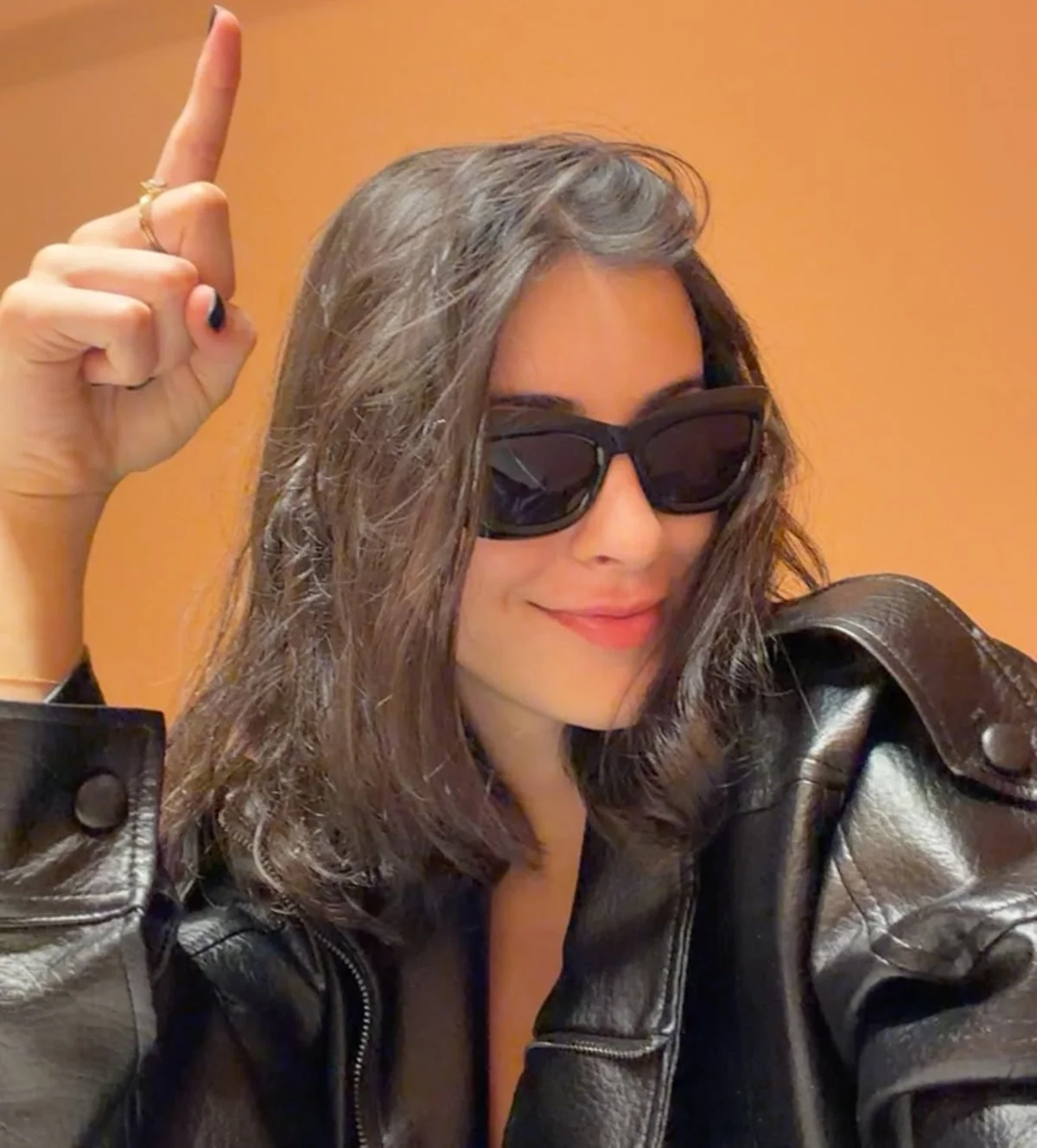 Bella Longuinho posa de look preto e óculos escuros Bella Longuinho posa de look preto e óculos escuros