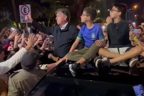 Foto colorida do momento em que o ex-presidente Jair Bolsonaro (PL) é recebido por apoiadores em Goiânia - Metrópoles