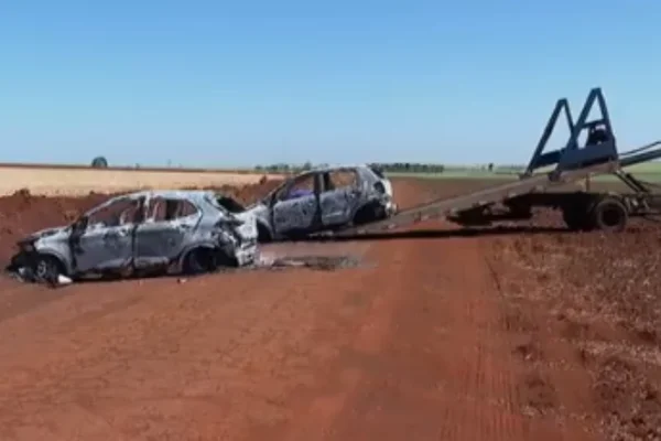 Imagem colorida de um carro encontrado pela polícia, utilizado pela quadrilha de arrastão - Metrópoles