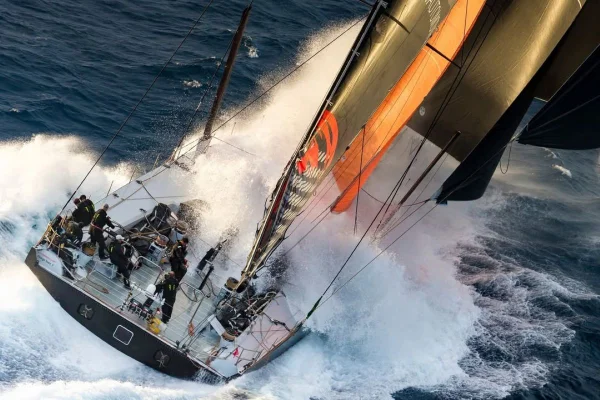 Imagem mostra barco em regata Sydney-Hobart, na Austrália
