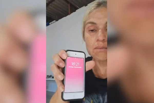 Uma moradora de São Sebastião denuncia ter sido desclassificada injustamente do Exame Nacional do Ensino Médio (Enem) devido ao uso de um aparelho eletrônico necessário para controlar sua dor crônica na coluna, condição pela qual é considerada pessoa com deficiência (PCD). Iranilde Rodrigues de Sousa, de 49 anos (foto em destaque), foi direcionada para realizar o exame em uma sala privativa na Escola Classe 104, conforme recomendação médica. Na chegada, informou aos fiscais que o aparelho, responsável por aliviar suas dores, deveria permanecer ligado, e se ofereceu para deixar o controle com a equipe.