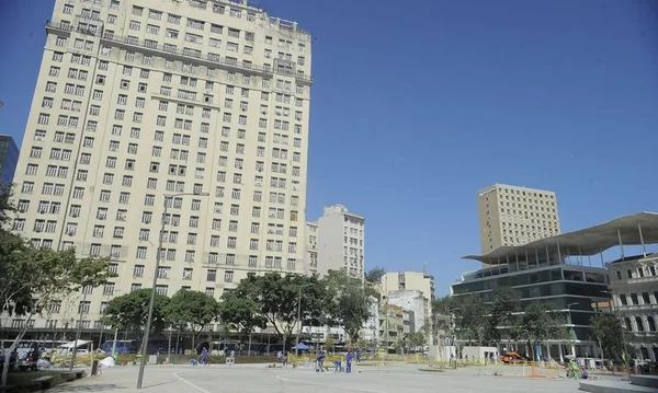 Imagem colorida do Edifício Joseph Gire, mais conhecido como "A Noite" - Metrópoles