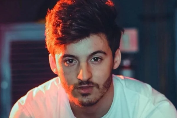 Após show só com os pais, Gabriel Smaniotto canta para multidão