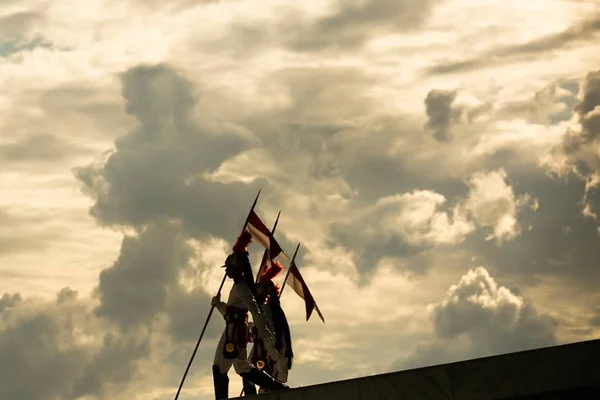 Dragão da Independência desmaia e é socorrido no Planalto. Vídeo
