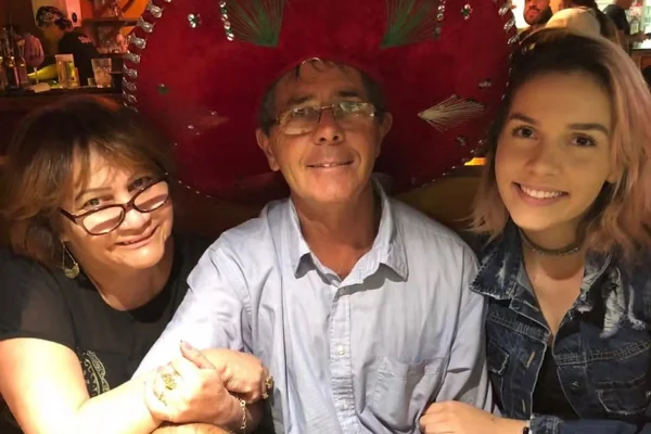 Imagem colorida, homem que morreu após receber quatro doses de quimioterapia, juntamente com a família - Metrópoles