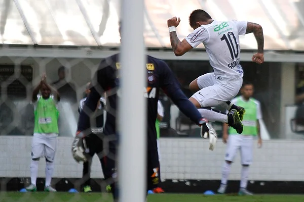 No jogo da ressaca, Santos goleia o Atlético-PR por 5 a 1 na Vila Belmiro