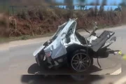 Devido ao impacto carro se partiu ao meio Devido ao impacto carro se partiu ao meio