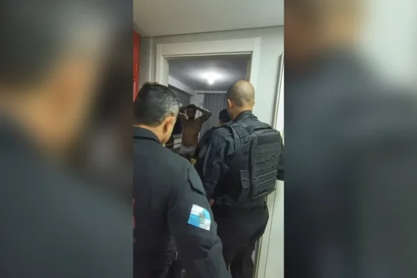 Agiota é preso no Rio após extorquir e ameaçar vítimas com fotos de armas