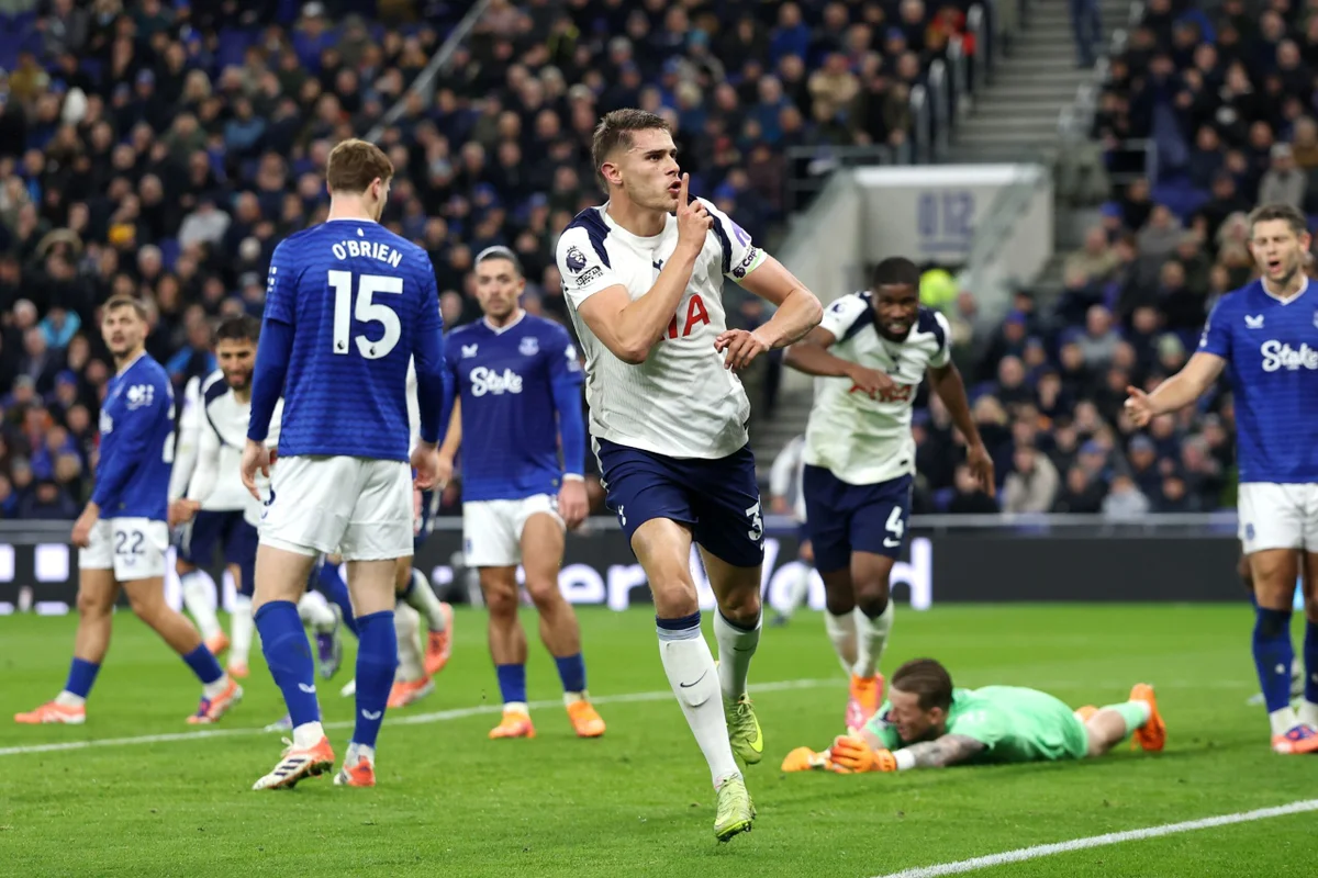 Arsenal vence e crava liderança; veja os resultados da Premier League 4 Micky van de Ven scaled