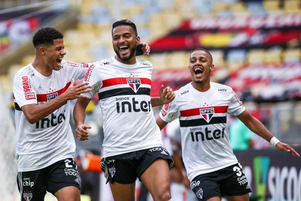 Flamengo desperdiça pênaltis, leva 4 do São Paulo e perde chance de liderar