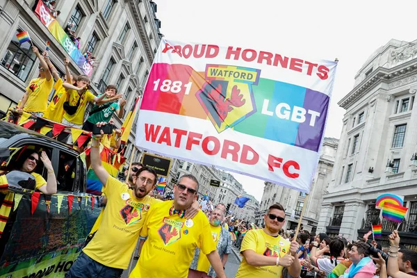Torcida LGBT faz da internet sua arquibancada no Brasil