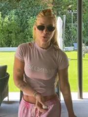 Virginia aparece com blusa de R$ 4 mil e brinca sobre rasgos: “Não é traça” - imagem 3 Virginia aparece com blusa de R$ 4 mil e brinca sobre rasgos: “Não é traça” - imagem 3