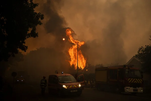 Incêndios na França causaram a evacuação de dezenas de milhares de pessoas