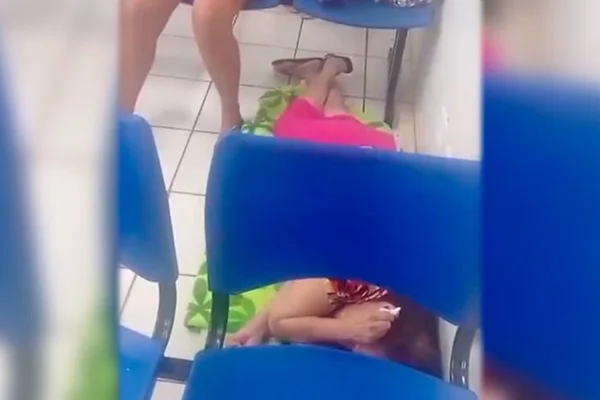 Imagem colorida,Mulher aguardou consulta deitada no chão de uma UPA em MS- Metrópoles